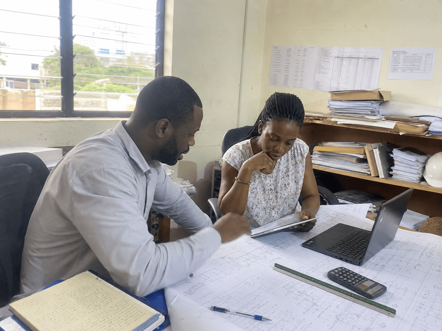 Ghanaian consultants using a digital RFI workflow in a project office